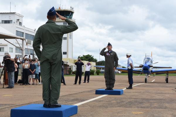 Com anos de experiência na Fumaça e no voo de demonstração, o Tenente-Coronel Garcia possui mais de 4000 horas de voo e um total de 109 demonstrações aéreas na Esquadrilha da Fumaça