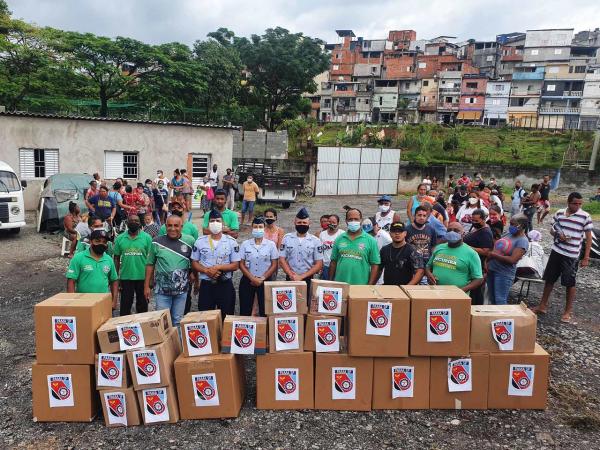 Foram arrecadados 200 quilos de alimentos, produtos de higiene e limpeza, 100 brinquedos e 200 quilos de roupas