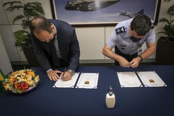 Em cerimônia realizada nesta quinta-feira (30/12), o Comando da Aeronáutica oficializou parceria com a AEL Sistemas para a aquisição de mais duas Aeronaves Remotamente Pilotadas