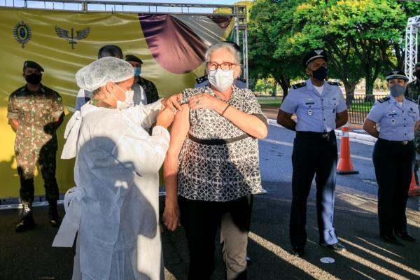 Com 93% do efetivo vacinado pelo menos com a primeira dose da vacina contra a COVID-19, a FAB reafirma seu compromisso no combate à pandemia