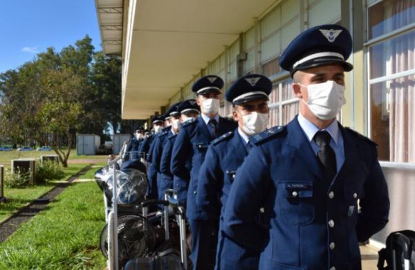 Os estagiários provenientes da Escola Preparatória de Cadetes do Ar (EPCAR) se juntam aos estagiários civis, que ingressaram na semana anterior, advindos do Exame de Admissão aos Cursos de Formação de Oficiais