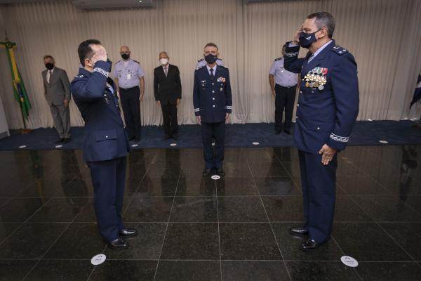 O Brigadeiro do Ar Alan Elvis de Lima transmitiu o cargo de presidente da Comissão Coordenadora do Programa Aeronave de Combate ao Brigadeiro do Ar Antonio Luiz Godoy Soares Mioni Rodrigues