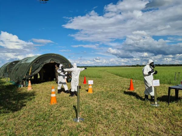 A orientação foi voltada para reconhecer, identificar e descontaminar pessoal, material, viaturas e aeronaves de ameaças químicas