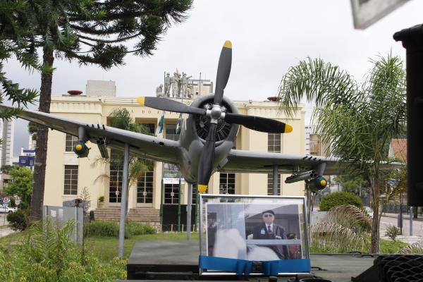 Tenente Eronides João da Cruz atuou como Técnico em Armamento no Primeiro Grupo de Aviação de Caça e era o único ex-combatente da FAB em Curitiba (PR)