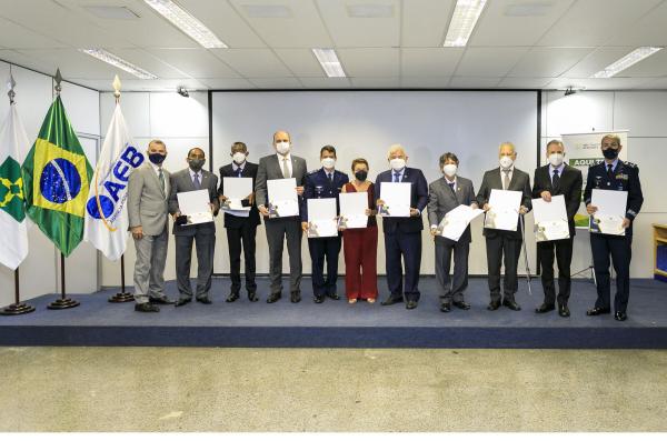 Durante evento em Brasília (DF), militares e civis da Força Aérea Brasileira (FAB) e de outras instituições receberam a Menção de Honra ao Mérito Espacial 