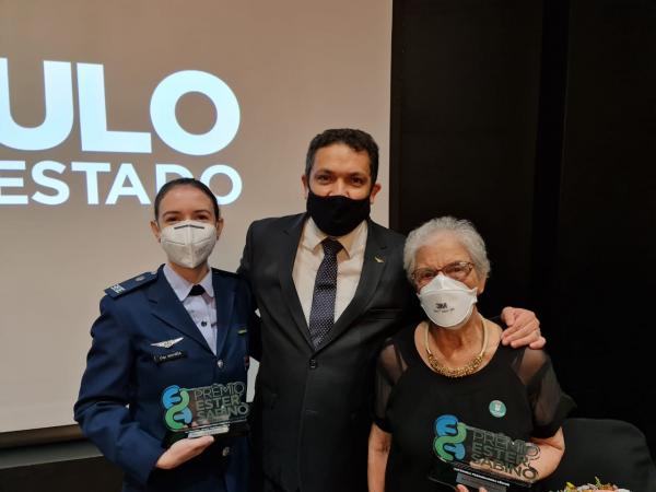 A Capitão Engenheira da FAB, Mayara Condé Rocha Murça recebeu na sexta-feira (11) o `Prêmio Ester Sabino de Mulheres Cientistas` na categoria jovem pesquisadora.