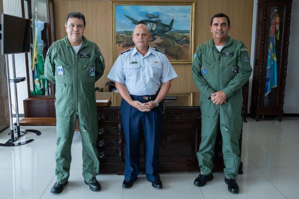 O encontro buscou fortalecer a relação institucional entre as duas Forças Aéreas e trocar experiências e informações sobre a gestão aeronáutica
