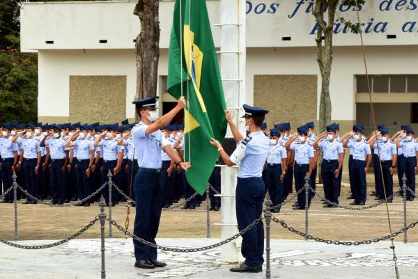 Durante a parada diária do Corpo de Alunos, dois professores civis e uma professora militar se despediram da Instituição