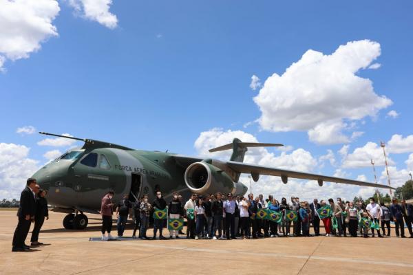 Veja como foi a chegada de 68 refugiados em um KC-390 Millennium e um VC-99B Legacy