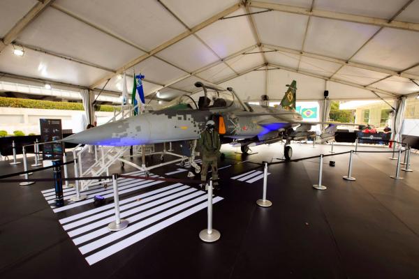 A réplica do novo caça da Força Aérea Brasileira está em exposição de 16 de março a 6 de abril, no Rio de Janeiro (RJ)