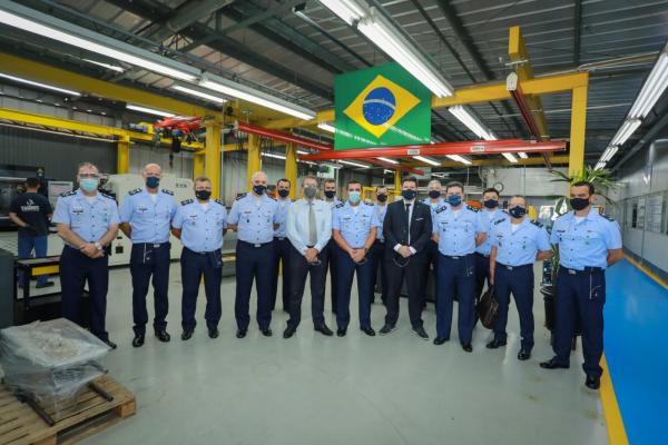 Oficiais-Generais da Força Aérea Brasileira conheceram as instalações das duas empresas, nesta quinta-feira (17), em São Leopoldo e Porto Alegre, no Rio Grande do Sul