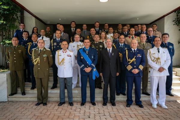 Em cerimônia de aniversário da Força Aérea Chilena, o Comandante da Força Aérea Brasileira recebeu a condecoração “Cruz ao Mérito Aeronáutico do Chile” no Grau Grande Cruz ao Mérito Aeronáutico