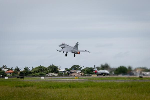 Os dois aviões multimissão de produção em série, que chegaram ao Brasil na sexta-feira (01/04), decolaram do Aeroporto de Navegantes (SC), nesta quarta-feira (06/04), rumo ao Centro de Ensaios em Voo, localizado em Gavião Peixoto (SP)