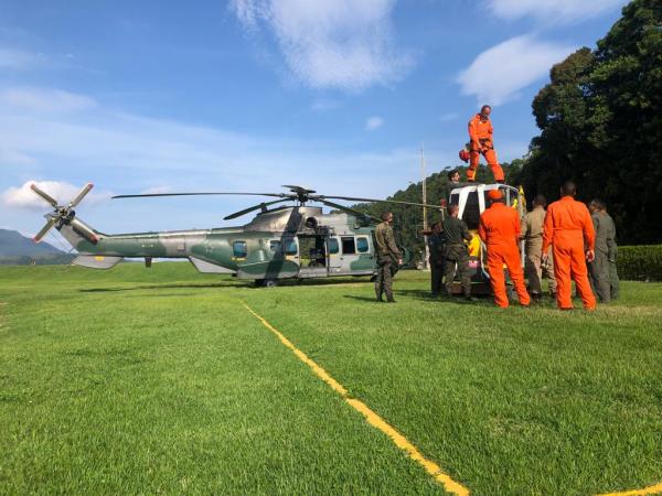 A Força Aérea Brasileira emprega seus meios para auxiliar nos trabalhos após a chuva que causou deslizamento de terra, alagamentos e bloqueio de estradas