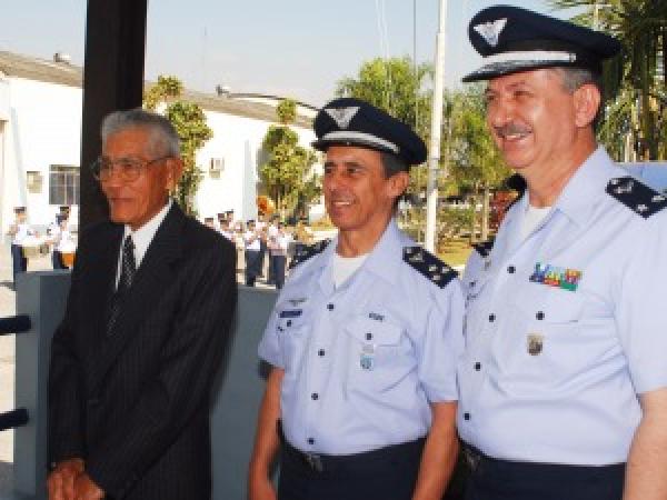 Oficial-General ingressou na FAB em 1952 e exerceu importantes cargos e funções Oficial-General ingressou na FAB em 1952 e exerceu importantes cargos e funções