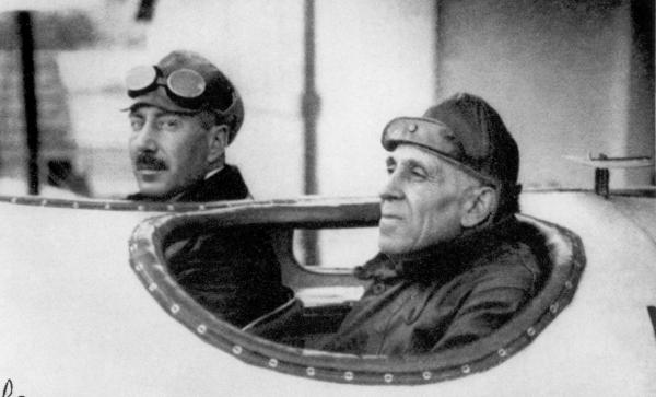 Partindo do Rio Tejo, em Lisboa, a aeronave batizada por Lusitânia, um hidroavião monomotor especialmente concebido para a ocasião, realizou o primeiro voo ligando Portugal ao Brasil em 1922 Partindo do Rio Tejo, em Lisboa, a aeronave batizada por Lusitânia, um hidroavião monomotor especialmente concebido para a ocasião, realizou o primeiro voo ligando Portugal ao Brasil em 1922