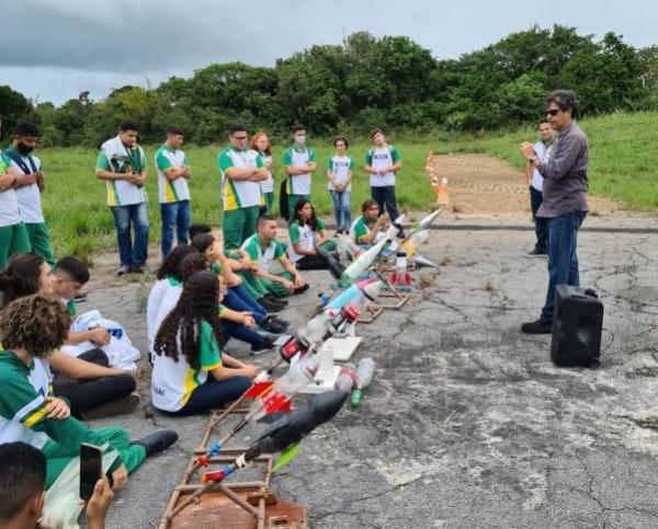 A atividade, que reuniu 33 estudantes e Equipe Pedagógica do SESI Escola, consistiu no lançamento de foguetes experimentais da categoria nível 4