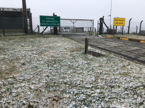 O Destacamento de Controle do Espaço Aéreo do Morro da igreja, localizado em Urubici (SC), chegou a enfrentar temperatura de -2,4°C com incidência de neve nessa terça-feira (17/05)