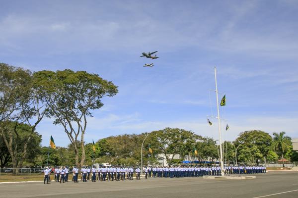 O evento contou com desfile aéreo, entrega de prêmio ao Graduado e Praça Padrão, além da imposição da Medalha Militar