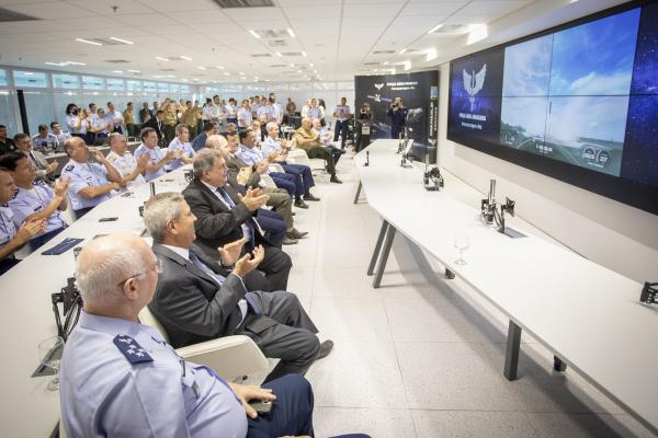 Os satélites foram comprados com o orçamento do Ministério da Defesa para auxiliar no monitoramento contínuo de áreas de interesse do Brasil