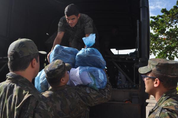 Ao todo, 1,5 mil itens foram arrecadados pela Guarnição de Aeronáutica de Recife e doados à comunidade da Muribeca