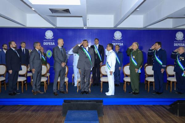 Durante cerimônia realizada nesta sexta-feira (10/06), personalidades e Organizações Militares das Forças Armadas foram agraciadas com a Ordem do Mérito da Defesa