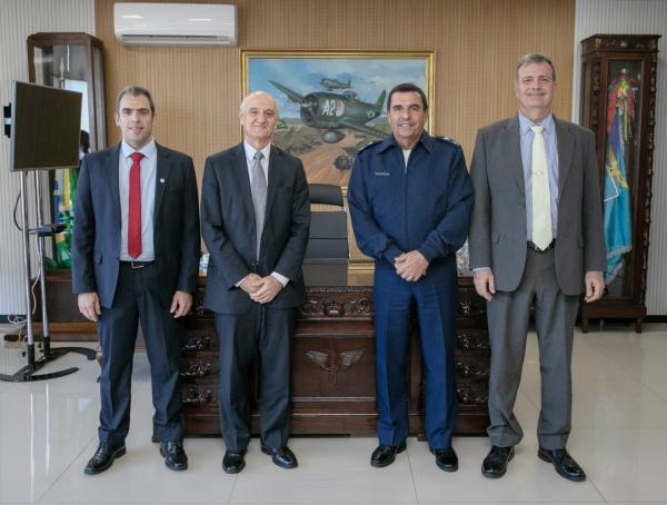  Comandante da Aeronáutica recebe CEO da Safran Brasil