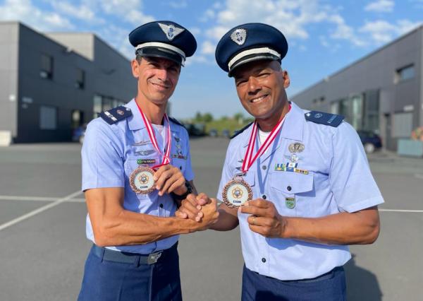Dois integrantes da Equipe “Falcões” da Força Aérea Brasileira ajudaram o Time Brasil Masculino de Paraquedismo a conquistar medalha de bronze no 45º Campeonato Mundial Militar