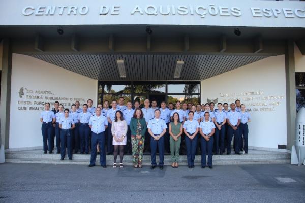 A visita contou com duas palestras de grande importância para os militares que trabalham diretamente na área de licitações e contratos do CAE e do Grupamento de Apoio do Galeão