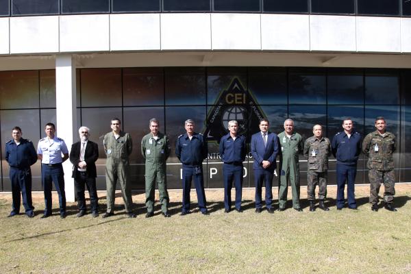 Visita objetivou promover a interação e a cooperação entre as Organizações Militares e contribuir com o fortalecimento do setor aeroespacial