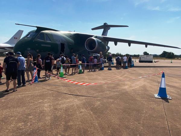 Uma comitiva com Oficiais e a tripulação do KC-390 Millennium, do Esquadrão Gordo, representaram a FAB na feira de aviação que é considerada uma das maiores do mundo