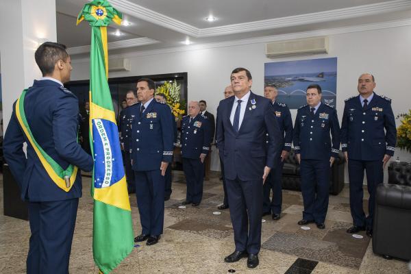 A medalha Mérito Santos-Dumont foi criada para homenagear civis e militares, brasileiros ou estrangeiros, por destacados serviços prestados à Força Aérea Brasileira 