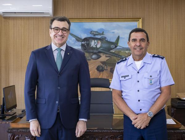 Em reunião, Comandante da Força Aérea Brasileira e Ministro das Relações Exteriores trataram sobre o transporte da relíquia, que chegará ao país no dia 22 de agosto