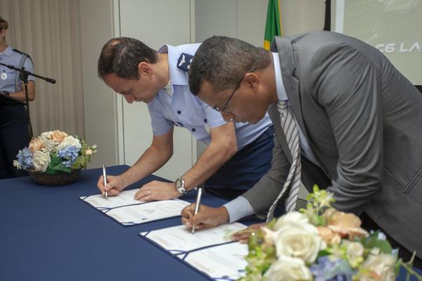 Cerimônia alusiva à assinatura do contrato entre a Força Aérea Brasileira (FAB) e a empresa canadense C6 Launch Systems Incorporated aconteceu nessa quinta-feira (25/08)
