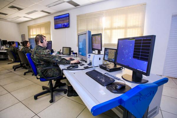 Para que o treinamento ocorra com total segurança, esses militares passam por simuladores, retratando as operações de um dos maiores exercícios operacionais realizados pela FAB