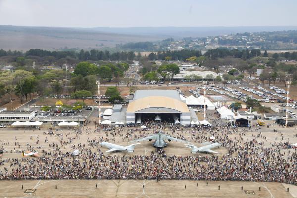 O evento, que aconteceu nesse domingo (18/09), teve uma extensa programação: exposição de aeronaves militares e civis, demonstração da Esquadrilha da Fumaça, música ao vivo, atividades infantis e muitas outras atrações