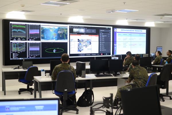 Os militares do COMAE trabalharam em duas modalidades, virtual e presencial, com dois militares fazendo a ligação operacional entre Brasília e os Estados Unidos