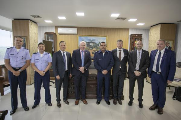  Comandante da FAB reúne-se com representantes da Boeing e da SAAB