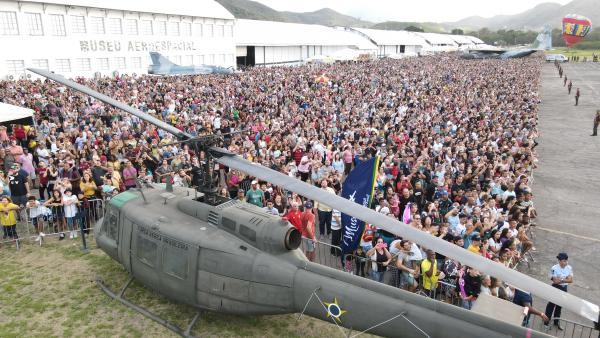 Evento gratuito do Museu Aeroespacial, realizado neste fim de semana, contou com apresentações da Esquadrilha da Fumaça e diversas outras atrações para toda a família