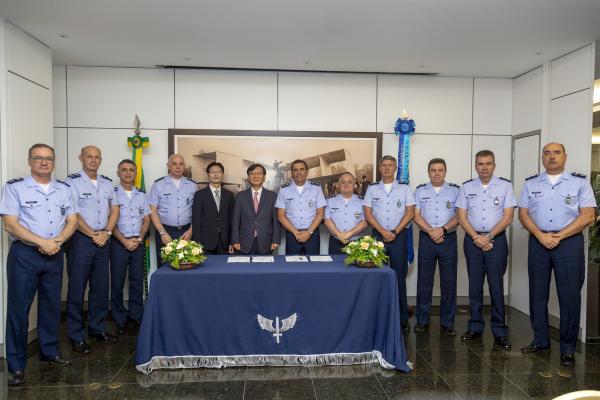 A assinatura do contrato ocorreu nessa quinta-feira (29), na sede do Comando da Aeronáutica, em Brasília (DF)