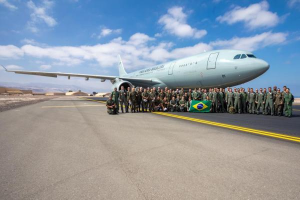 Em sua primeira missão operacional, KC-30 transporta tropa para o