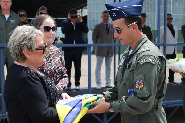 Cerimônia condecorou militar desaparecido após treinamento de combate aéreo na Lagoa dos Patos, em 1982