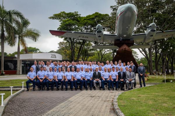 Treze novos pilotos inspetores e operadores de sistema de inspeção em voo foram diplomados na quinta-feira (10/11)
