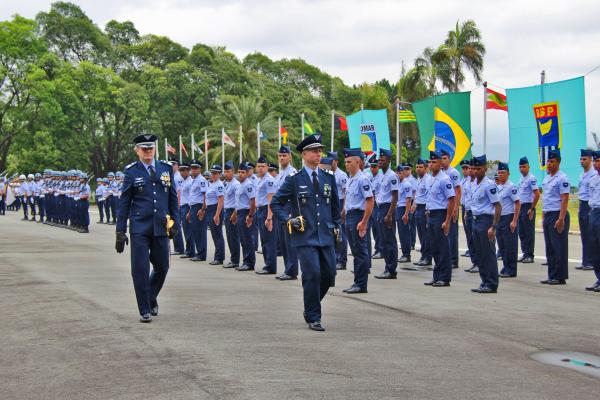 O Coronel Aviador Fábio Luís Cuzziol realizou a passagem de comando ao Coronel Aviador Leonar Tiago Barbosa