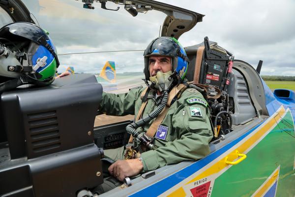 Tenente-Brigadeiro do Ar Carlos de Almeida Baptista Junior voou a bordo da aeronave A-29 Super Tucano 