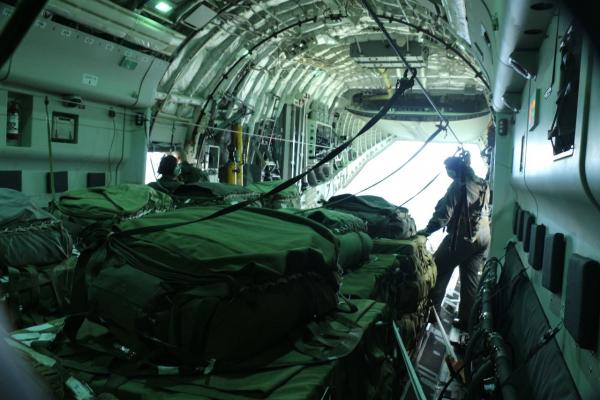 Na operação, a aeronave KC-390 Millennium lançou 25 toneladas de suprimentos às tropas militares sediadas na localidade