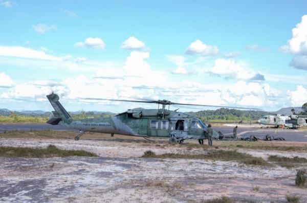 O helicóptero da Força Aérea é o único capaz de chegar às aldeias indígenas do território Yanomami