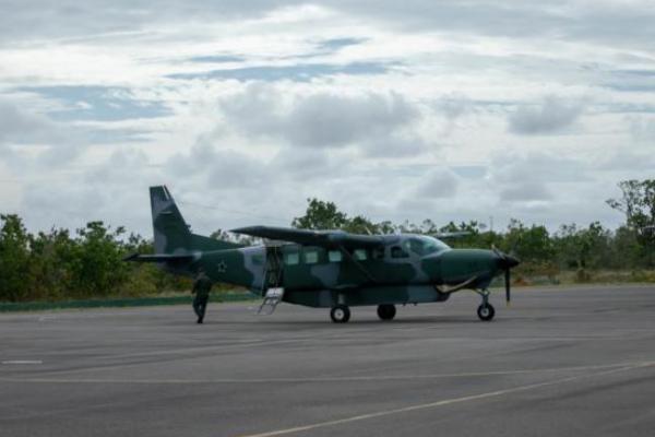 A aeronave é uma das poucas que conseguem pousar na pista da região de Surucucu (RR)