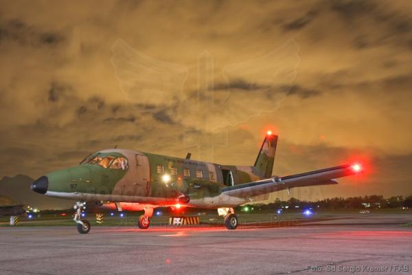 A aeronave desempenha diversas missões, como transporte de pessoas, de carga e de paraquedistas, bem como instrução e ensaio em voo