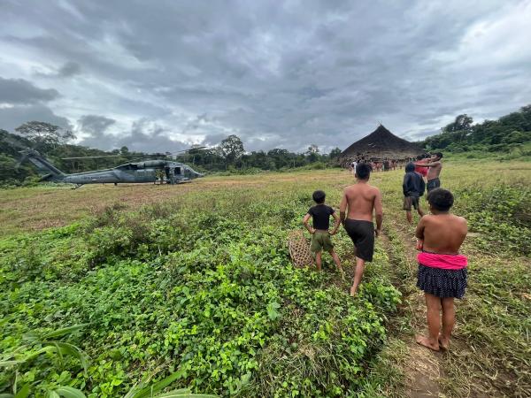 Cerca de 40 indígenas, entre crianças e adultos, afetados pela crise sanitária registrada junto às populações em Terra Yanomami embarcaram no H-60L Black Hawk, da FAB